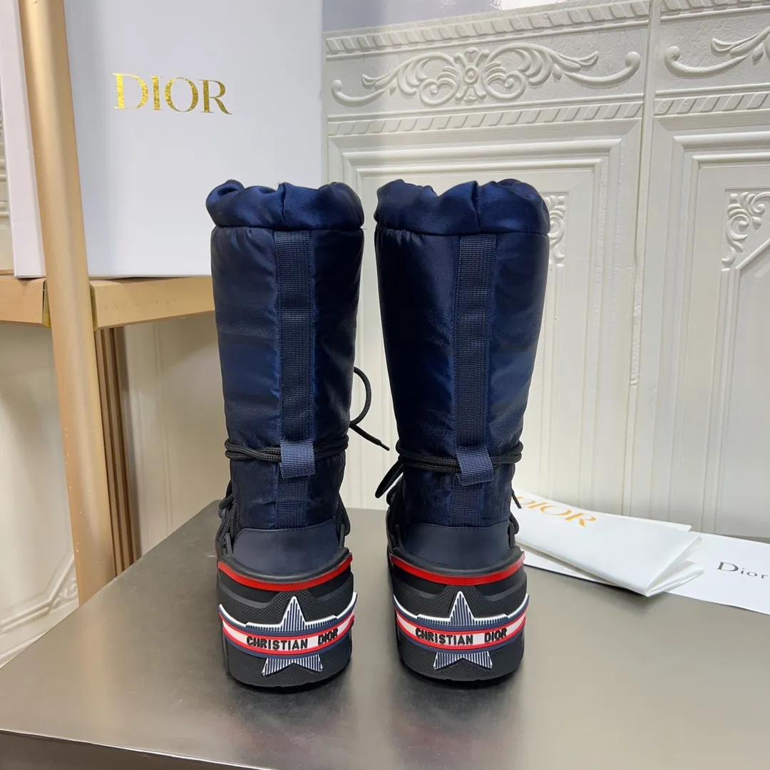 Men's shoes p600! The highest version on the market, Dior Dior's king style snow boots, ski boots, fat and cute, so cute →_→ from the DiorAlps limited series, unique. Shiny nylon Oblique print upper with criss-cross straps for an ideal fit. The technical fabric of the boot shaft, short-cut version, can be worn in the city or in the mountains. It makes the calf slimmer and taller, warm and concave. The boot shaft and sole are made of original waterproof padded lining. The embroidered fabric is original star ⭐ rubber non-slip thick sole and multi-module combination outsole. The size is 35-40. 41Customized